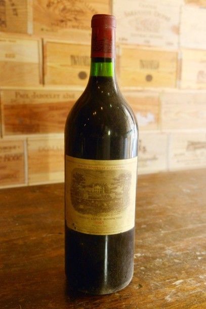 null 1 Magnum Château Lafite Rothschild 1983, étiquette légèrement tachée, très légèrement...