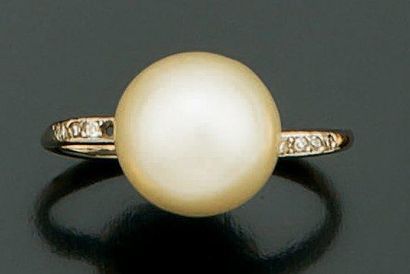 null Bague en or blanc 18K sertie d'une perle fine blanche demi-percée en forme de...