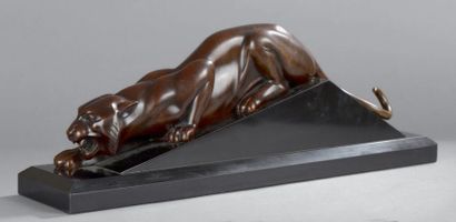 Georges LAVROFF (1895-1991) Tigre à l'affut Épreuve en bronze de patine brune et...