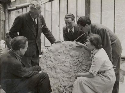 Robert Doisneau (1912-1994) Présentation de la sculpture de Maurice Savin en présence...