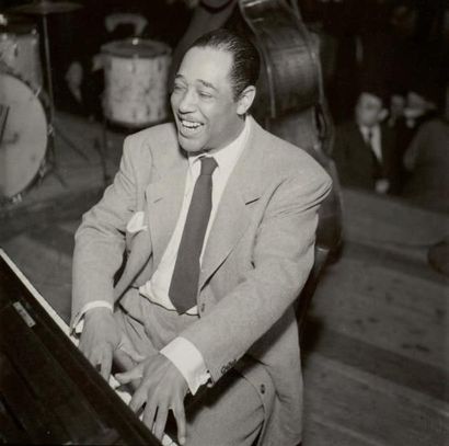SERGE JACQUES Duke Ellington au piano, c. 1958 Épreuve argentique (c. 1990). Timbre...