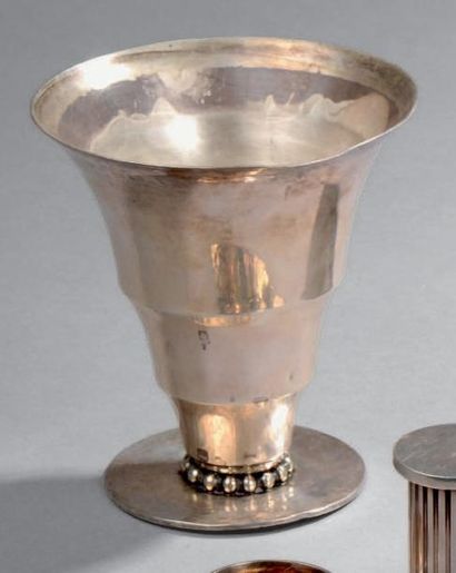 Jean DESPRES (1889-1980) Vase conique en métal argenté à corps en gradin et bague...