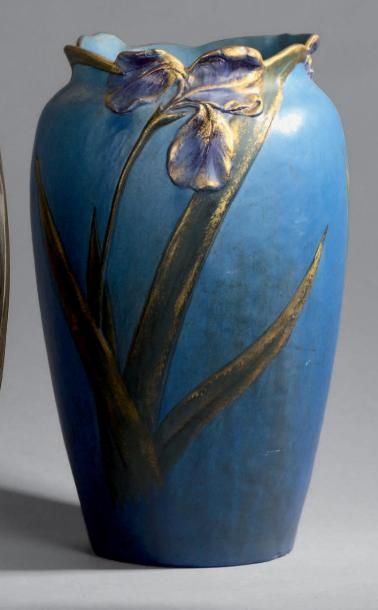 Clément MASSIER Vase en céramique à corps ovoïde et col polylobé. Décor d'iris en...