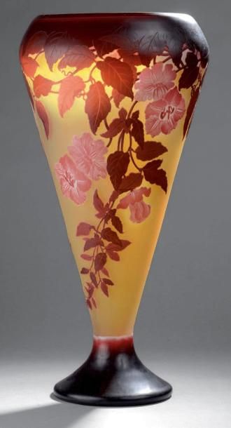 Émile GALLÉ (1846-1904) Grand vase cornet sur piédouche. Épreuve en verre doublé...