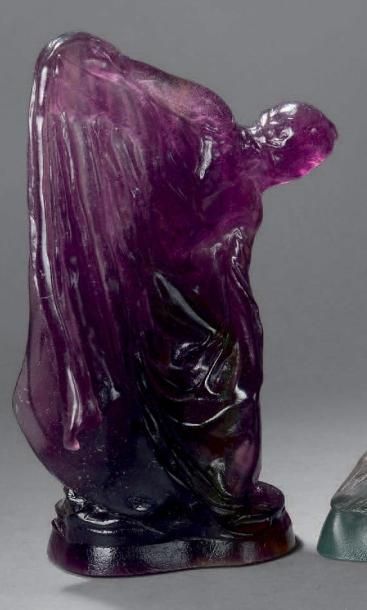 Olivier BRICE & DAUM (éditeur) Femme drapée Épreuve en pâte de verre violet. Signée...