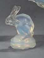 RENE LALIQUE (1860-1945) Cachet «Lapin » (1925). Épreuve en verre opalescent moulé...