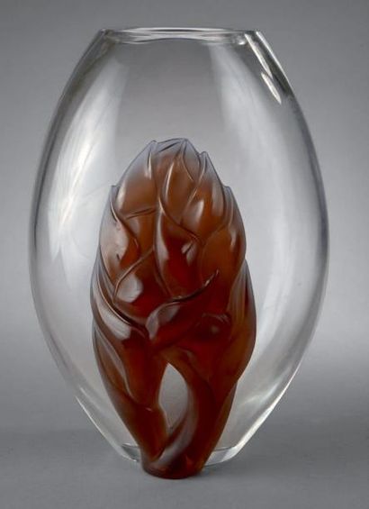 CRISTAL LALIQUE Vase à corps ovoïde. Épreuve en cristal blanc à application en façade...