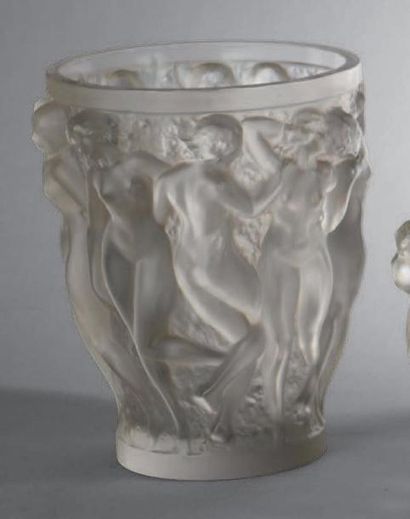 CRISTAL LALIQUE Vase «Bacchantes » (1927). Épreuve en cristal blanc moulé pressé...