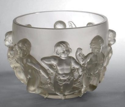 CRISTAL LALIQUE Vase «Luxembourg ». Épreuve en cristal blanc moulé pressé satiné...