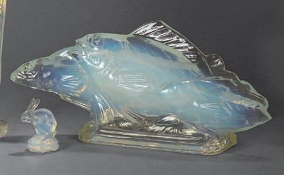 SABINO Trois poissons Sujet en verre opalescent moulé pressé (éclats à la terrasse)....