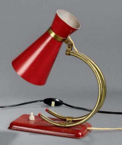 TRAVAIL FRANÇAIS 1970 Lampe de table à une lumière à corps biconique en métal tubulaire....