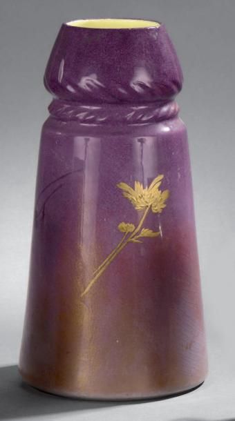 Clément MASSIER (1844-1917) - GOLF JUAN Vase en céramique à corps conique et col...