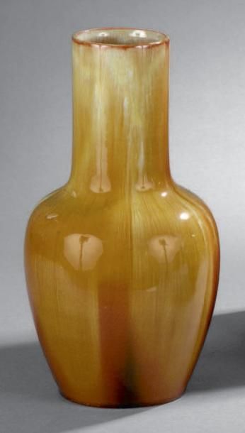 Clément MASSIER - GOLF JUAN Vase en céramique à corps ovoïde et col cylindrique....