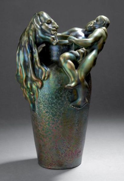 Clément MASSIER (1844-1917) & James VIBERT (1872-1942) Vase en faïence lustrée à...