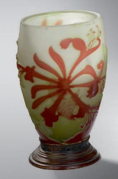 GALLE Vase à corps obusal sur talon en bronze en gradin. Epreuve en verre doublé...