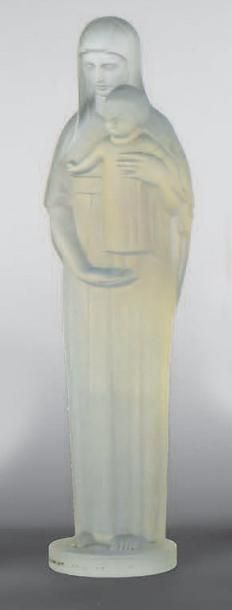 ETLING Vierge à l'enfant Sujet en verre blanc opalescent moulé pressé. Signé. Haut.:...