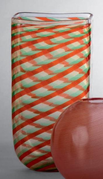MURANO Vase de forme quadrangulaire à décor tournant de bandes verte et rouge. Haut.:...