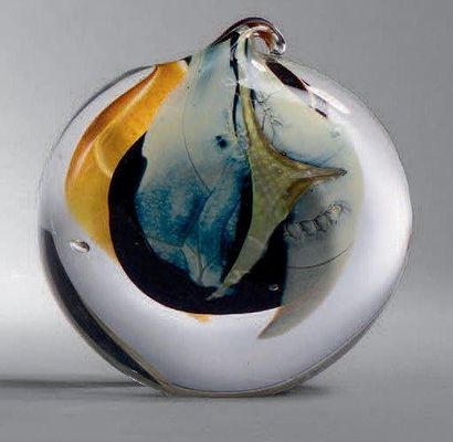 Claude MONOD (1944-1990) Petit vase en forme de gourde aplatie, bec en partie ourlé...