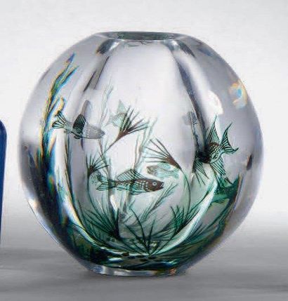 Edvard HALD (1883-1980) Vase Poissons Petit vase boule à décor Graal intercalaire...