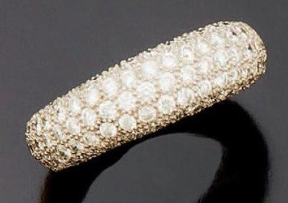 null Bague jonc en or blanc 18K partiellement pavée de diamants ronds taille brillant....