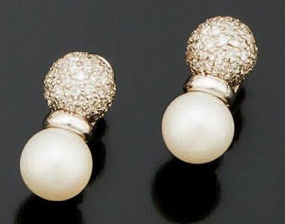 null Paire de boucles d'oreilles en or blanc 18K chacune ornée d'une perle de culture...