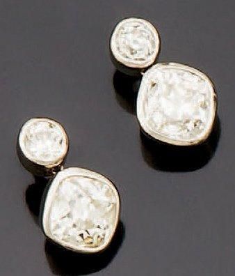 null Paire de pendants d'oreilles en or blanc 18K, chacun serti de diamants taille...