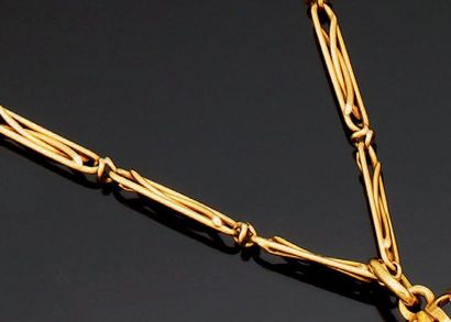 null Collier en or 18K à maillons oblong ajourés. Travail français, début XXe siècle...