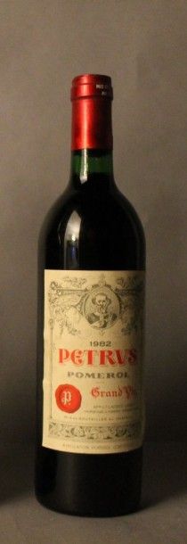 null  1 bouteille Pétrus 1982, étiquette : deux petits accrocs coté gauche.