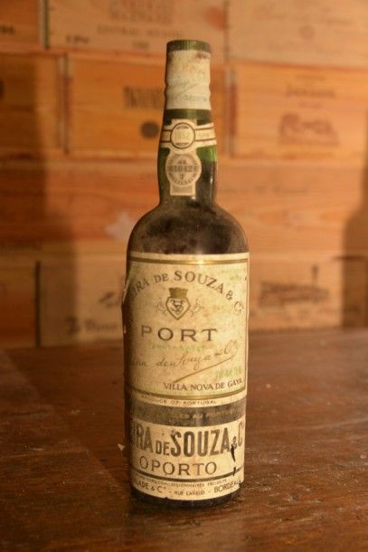 null 1 Bouteille Porto Vieira de Souza Coleihta 1952, étiquette tachée, légèrement...