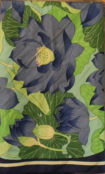 HERMES Carré «Fleur de lotus» dans les tons vert et bleu.