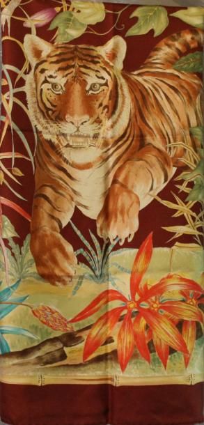 GUCCI Foulard en soie à décor de tigre sur fond marron.