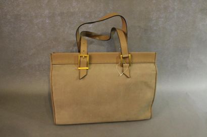 CELINE Un grand sac en cuir beige intérieur rouge avec sa housse. L: 40 cm