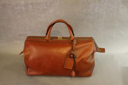 CELINE Grand sac en cuir marron clair et intérieur rouge L: 40 cm