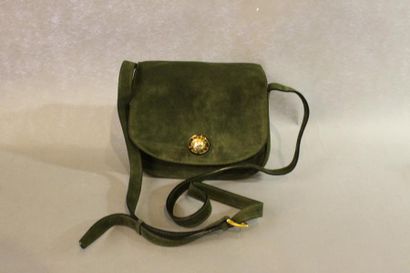CELINE Petit sac à bandoulière en daim vert avec sa housse. L: 20 cm