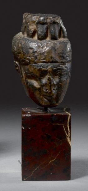  Tête d'Isis portant une frise d'uraei. Pierre Égypte, Basse Époque, 664-332 avant...