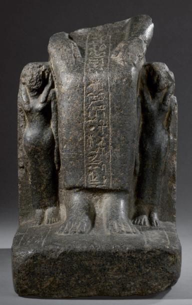 null Fragment de statue représentant un homme assis vêtu d'un pagne long, les mains...