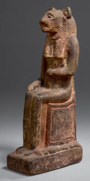 Statuette de Sekhmet assise tenant une fleur...