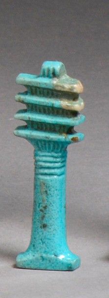  Lot de deux amulettes comprenant un pilier djed et une Sekhmet debout. Faïence bleue,...