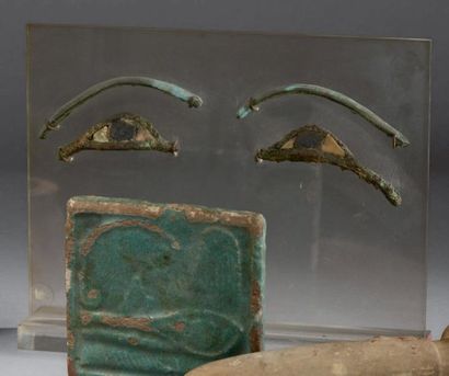 Yeux et sourcils d'incrustation de masque de sarcophage. Bronze, calcaire et obsidienne,...
