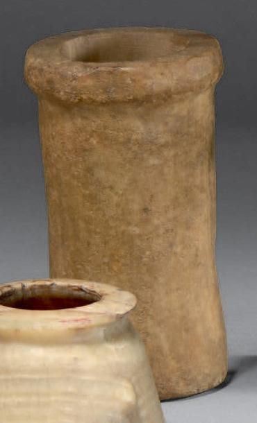 null Vase tubulaire à lèvre en bourrelet (inachevé). Albâtre rubané. Égypte, Ancien...
