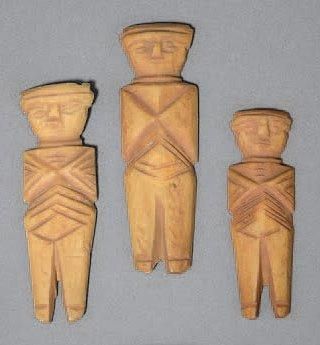  Lot de trois figurines stylisées. Os. Égypte, période copte, 395-641 après J.-C....