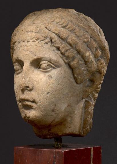 null Tête d'Agrippine la Jeune (15-59 après J.-C.). La coiffure est très élaborée....