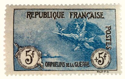 null FRANCE. Émissions 1900/1980: 7 classeurs et 1 boîte contenant des timbres poste...