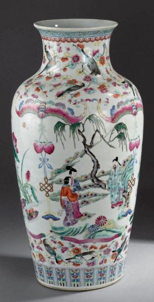 CHINE - Fin XIXe siècle Vase de forme balustre à col évasé en porcelaine décorée...