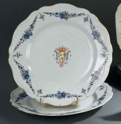 CHINE Deux assiettes à bord contourné en porcelaine à décor en bleu, rouge de fer,...