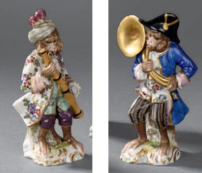 Allemagne Deux singes musiciens en porcelaine dans le style de Meissen, décor polychrome...