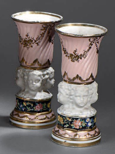 PARIS, porcelaine Paire de vases à cols évasés, le fût à fond rose torsadé à décor...