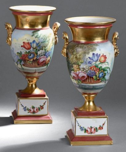 PARIS, porcelaine Paire de vases ovoïdes en porcelaine à deux prises en masques de...