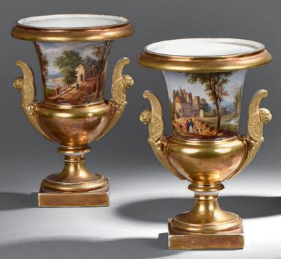 PARIS, porcelaine Paire de vases Médicis en porcelaine à décor tournant de paysages...