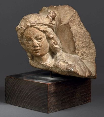 null Fragment d'élément architectural en pierre calcaire, présentant un buste féminin....